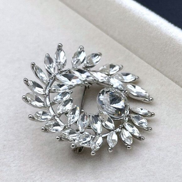 Silver with White Diamond Crystal Floral Leaf Wreath Pin Back Brooch - Picture 4 of 8
